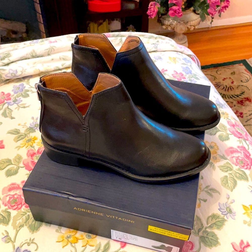 AV black fall boots NWT